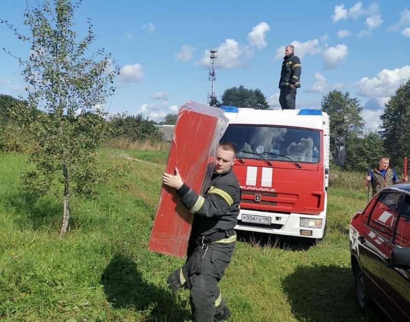 Разбрасывают по населенным пунктам. КЧСИОПБ.