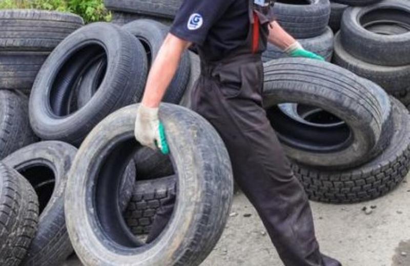 Покрышка автомобильная. Старые шины. Старая автомобильная покрышка. Отработанные покрышки. Утилизация автомобильные покрышки.