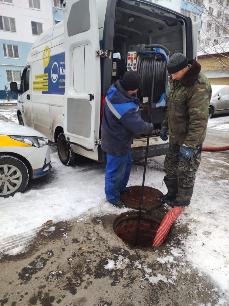 Банки, тряпки и салфетки доставали из канализации в городском округе Чехов