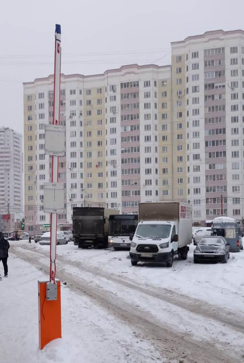 В Чехове автобусную остановку превратили в парковку частного транспорта