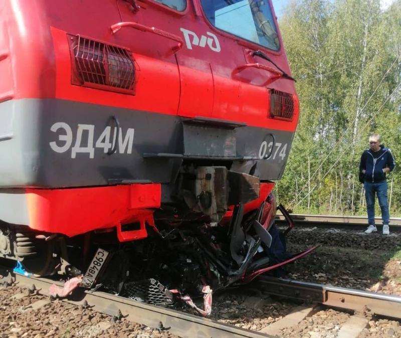 В Подмосковье поезд раздавил выехавший на пути автомобиль