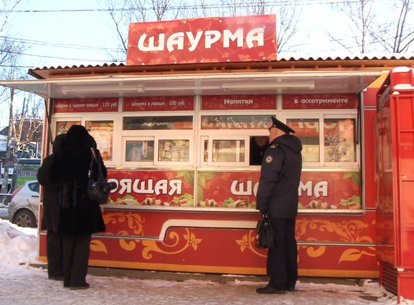 Ларек с шаурмой. Шаурма киоск. Лавка с шаурмой. Маленький киоск с шаурмой. Шаурма ларек зимой.