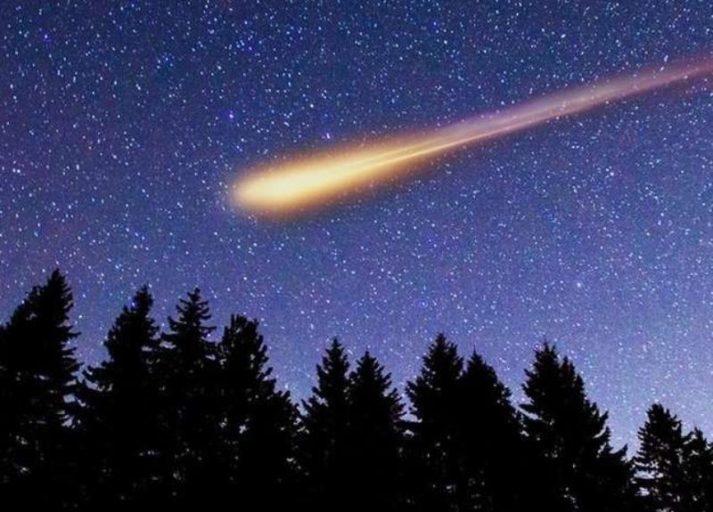 В какое время можно увидеть комету. Комета ZTF. Яркая Комета. Земля с кометой. Комета невооруженным глазом.