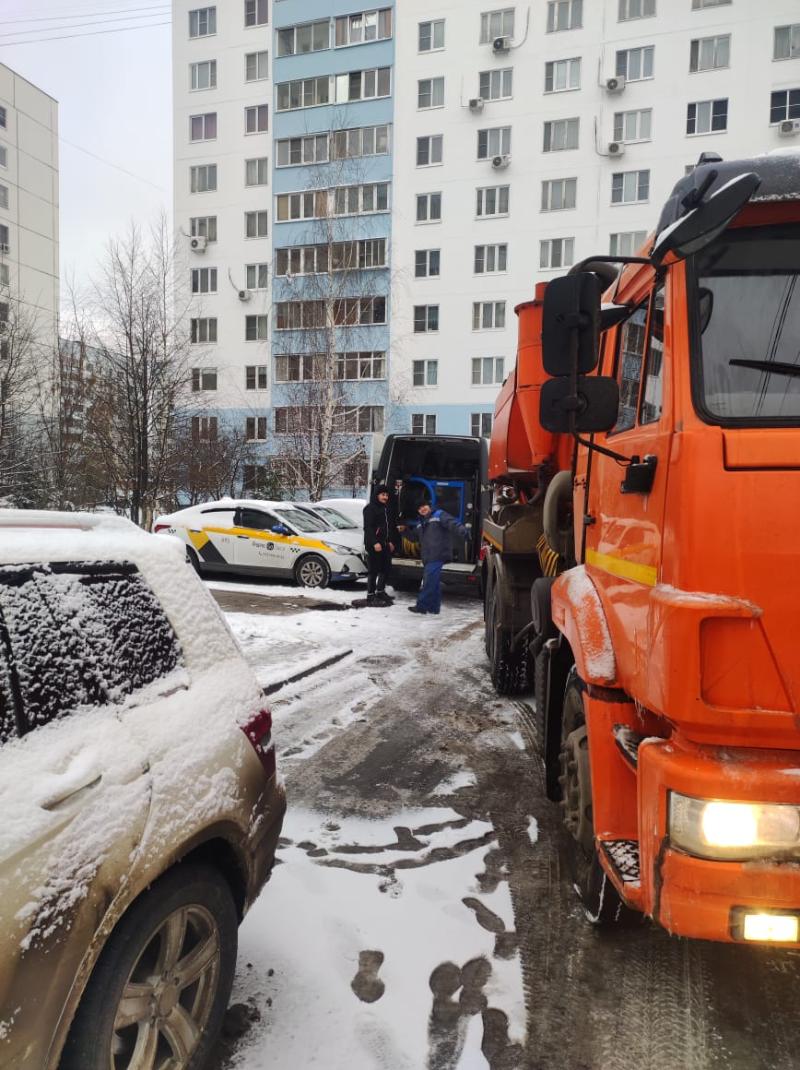 Банки, тряпки и салфетки доставали из канализации в городском округе Чехов