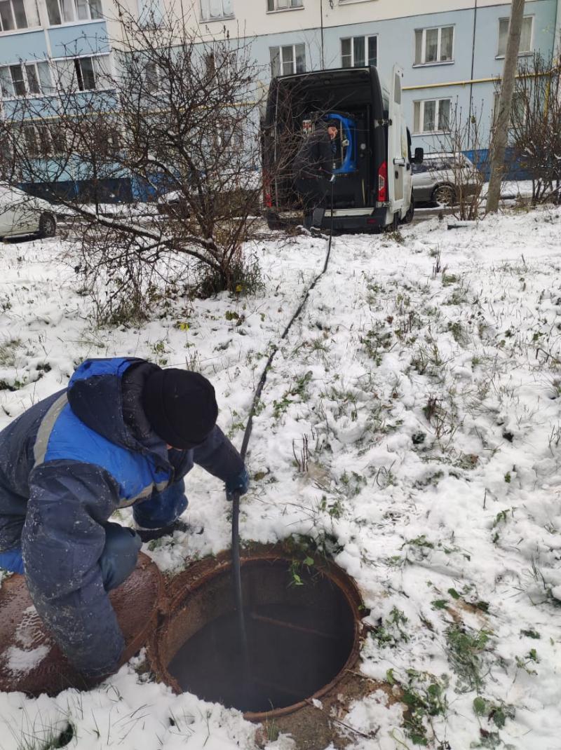 Банки, тряпки и салфетки доставали из канализации в городском округе Чехов