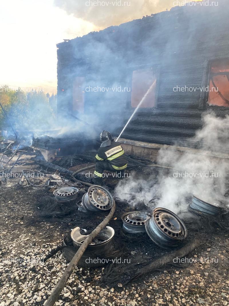 В Чехове пожар уничтожил два дома с баней и перекинулся на поле