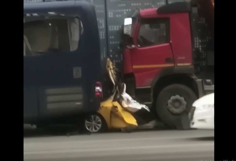 Авария в Москве такси и грузовик. Авария в Москве с такси и КАМАЗОМ. Авария автобус такси грузовик.