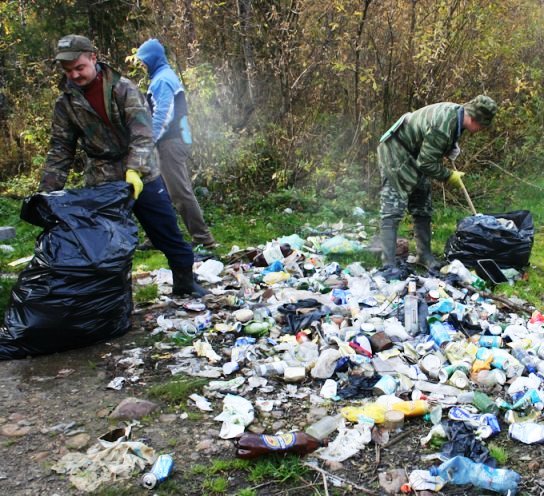 Случай сбор. Кучи мусора на природе. Мусор в лесу после пикника. Мусор после туристов. Уборка мусора после пикника.