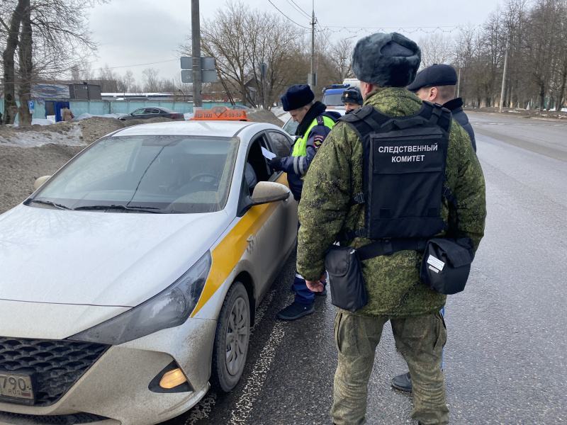 Каждого десятого таксиста отправили в военкомат после рейда силовиков в