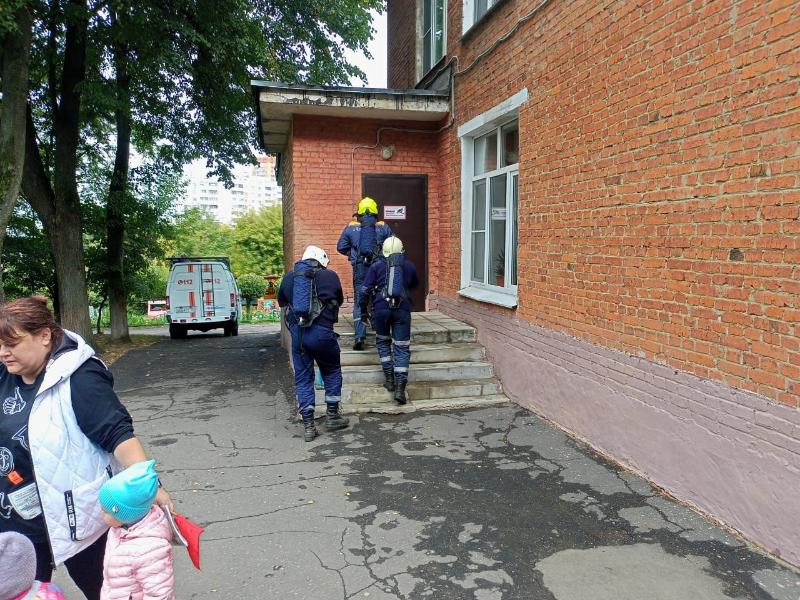 Новости чехова вид. Московские спасатели. Спасатель сада. В школах Чехова эвакуировалась. Спасение на высоте эвакуация работников.