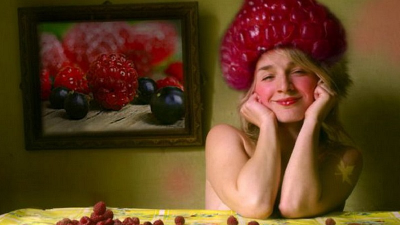 Лицом ягодка. Девушка с ягодами. Девушка Ягодка. Женщина и малина. Дама с ягодами.