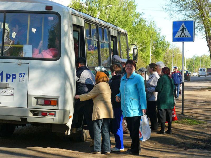 Экскурсовод в автобусе фото