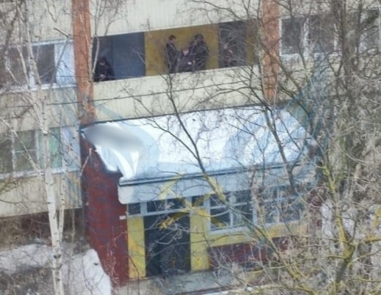 Девочка выпала из окна в подольске. Вид из окна пятиэтажки. балкон пятиэтажки. вид с 14 этажа. вид из окна многоэтажки.
