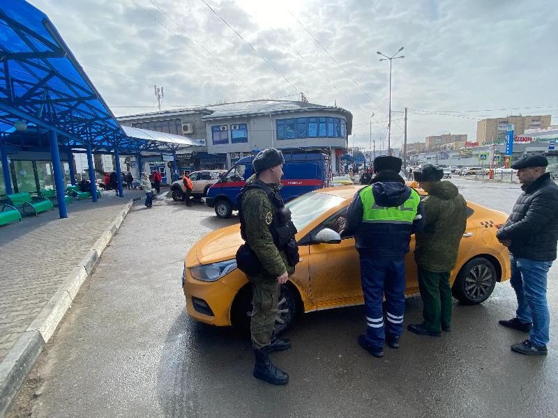 Каждого десятого таксиста отправили в военкомат после рейда силовиков в