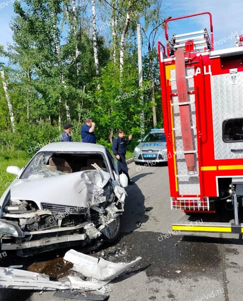 В Серпухове иномарка разбилась о спешившую на вызов пожарную автоцистерну