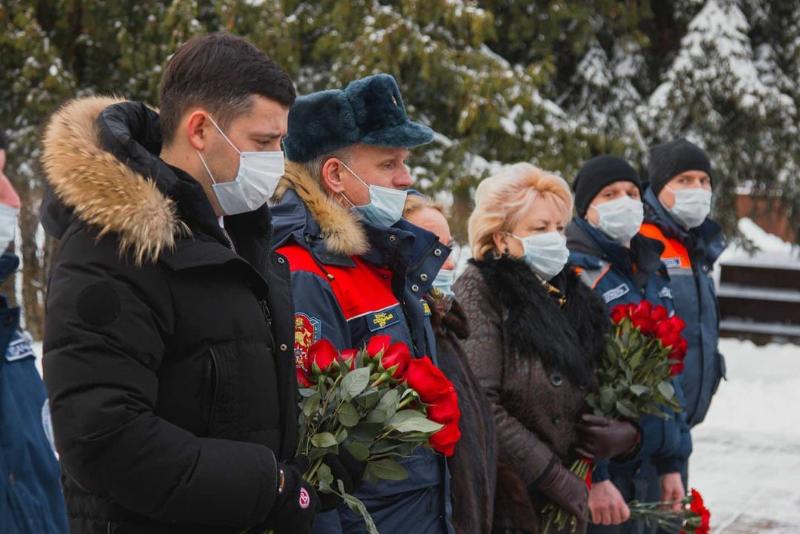 МЧС России Середич памятник. Юные спасатели МЧС верхняя Салда. Героический поступок тульских спасателей. Памятник в АГЗ МЧС Середичу.