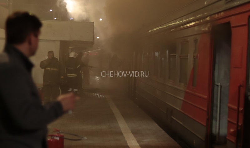 На станции Чехов в ночь на страстную субботу сгорела электричка. Очевидцы сняли видео и фотоНа станции Чехов в ночь на страстную субботу сгорела электричка. Очевидцы сняли видео и фото