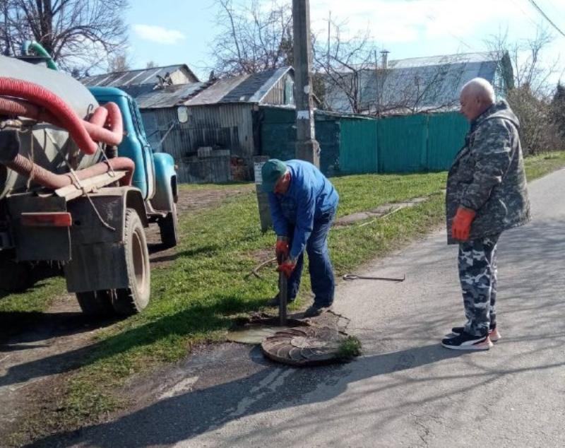 Кошка забилась под кровать