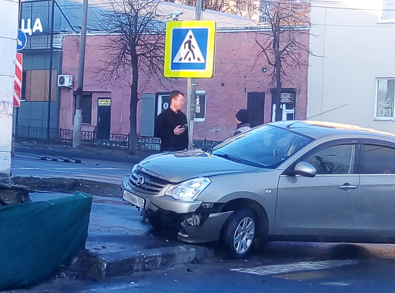 Машина вылетела на тротуар. Происшествия в Чехове вчера.