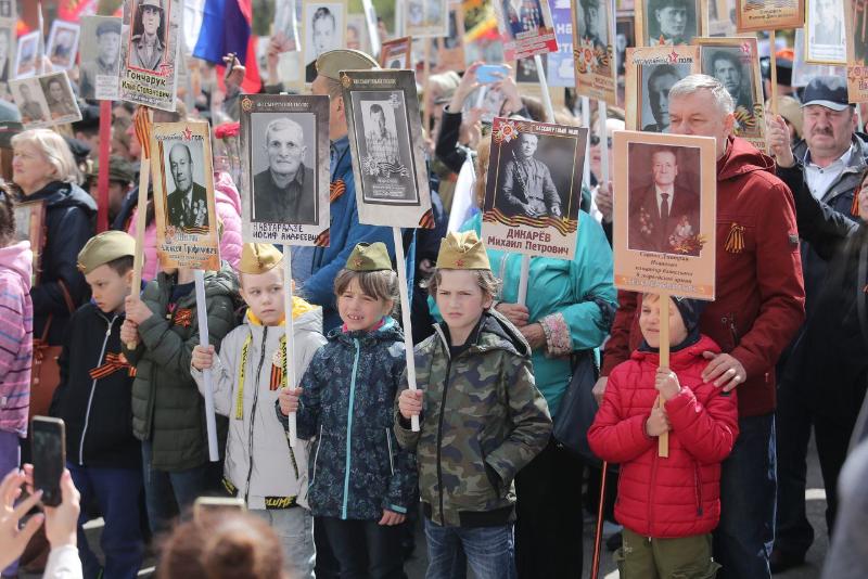 Течет река бессмертного полка по улицам проспектам. Бессмертный полк 2019 Россия 1. Бессмертный полк Чехов. Бессмертный полк в Чехове 2022 году.