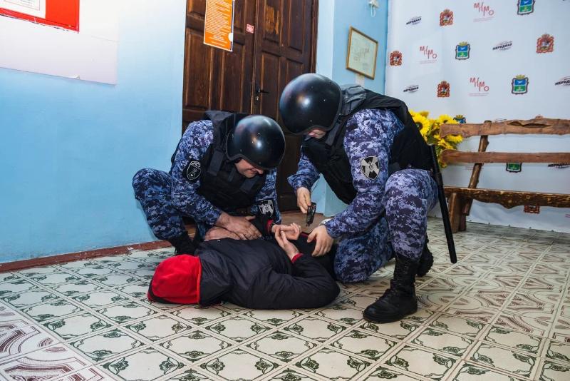 Сотрудник отдела безопасности. Тренировка полиции. Вооруженное нападение.