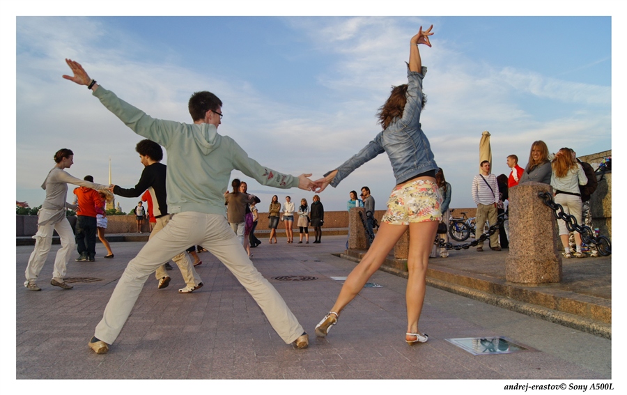 Видео танца жить. Люди танцуют на улице. Обычные люди танцуют. Танцы обычные. Танцы вечером на улице.