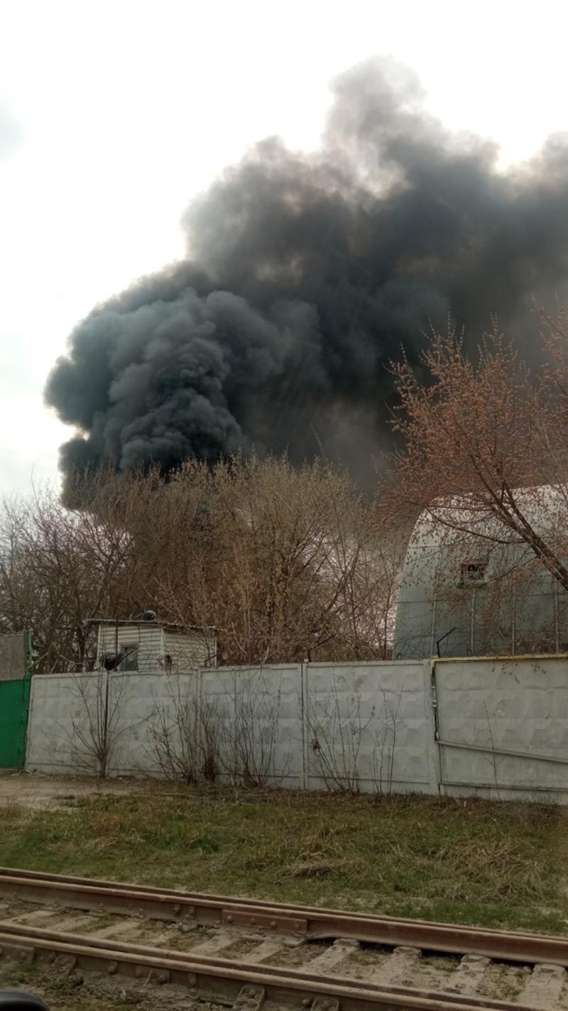 Чёрный дым с хлопками затянул небо над промзоной в южном Подмосковье