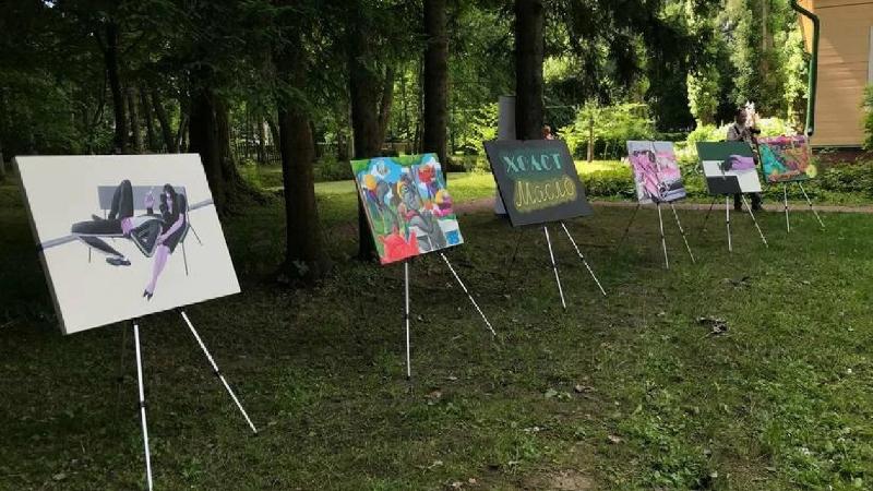 В подмосковной усадьбе абрамцево в свое время были написаны две картины что объединяет эти картины