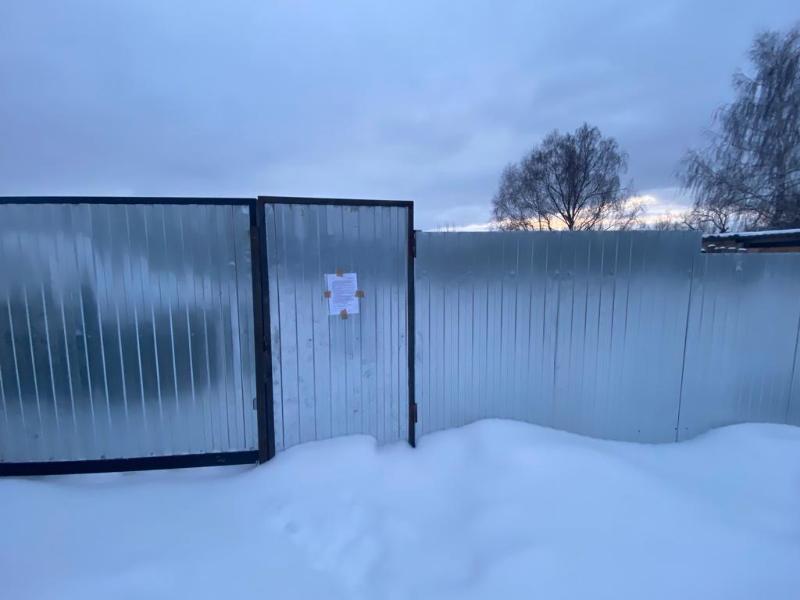 Жители дома, который огородили шестиметровым забором, встретились с чиновниками в Уфе 29 декабря 2020 года |  - новости Уфы