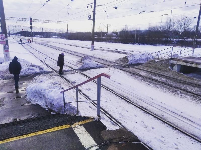 Столбовая чехов на сегодня с изменениями сегодня. ЖД переход Столбовая. Платформа город Чехов. Салик 19 Железнодорожный.