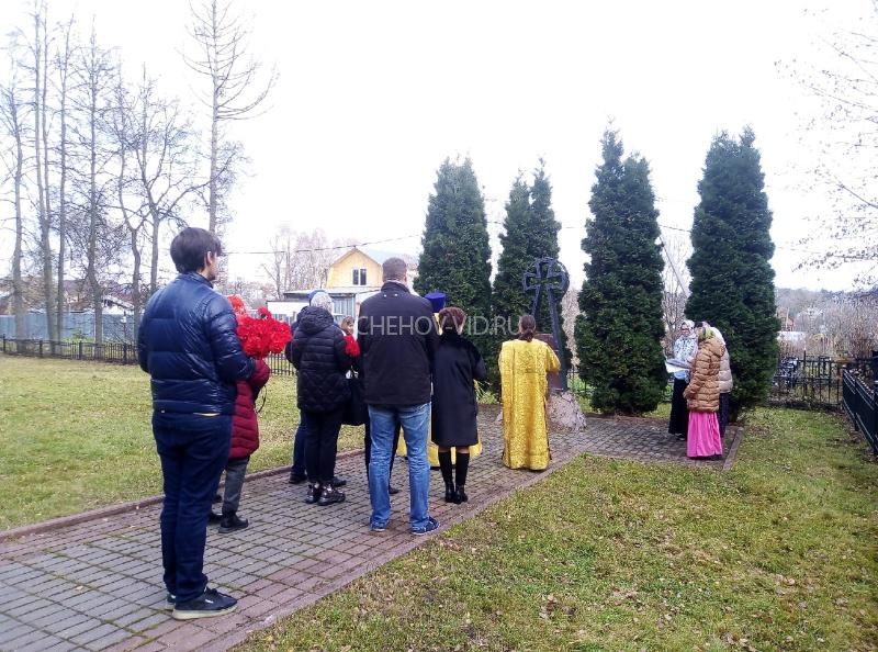 Новости чехова. Памятник репрессированным в Москве. День памяти жертв политических репрессий памятник Усть Омчуг. День репрессированных 30 октября. Памятник жертвам сталинских репрессий в Москве.